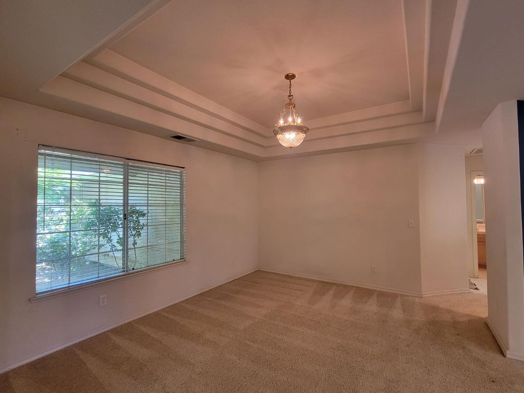 Image 11 of property listing at 819 E Woodhaven Lane, Fresno, CA 93720