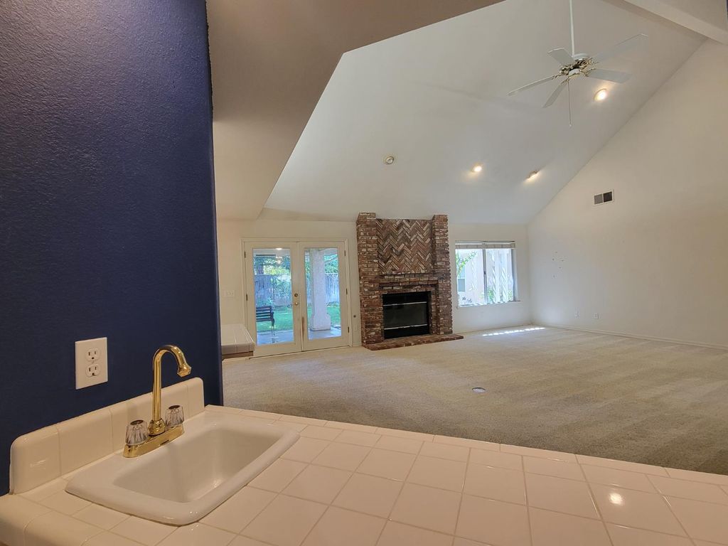 Image 12 of property listing at 819 E Woodhaven Lane, Fresno, CA 93720