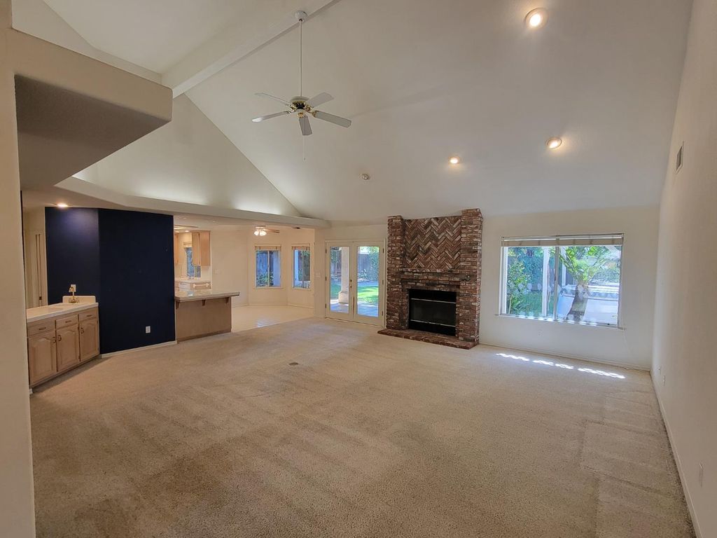 Image 13 of property listing at 819 E Woodhaven Lane, Fresno, CA 93720