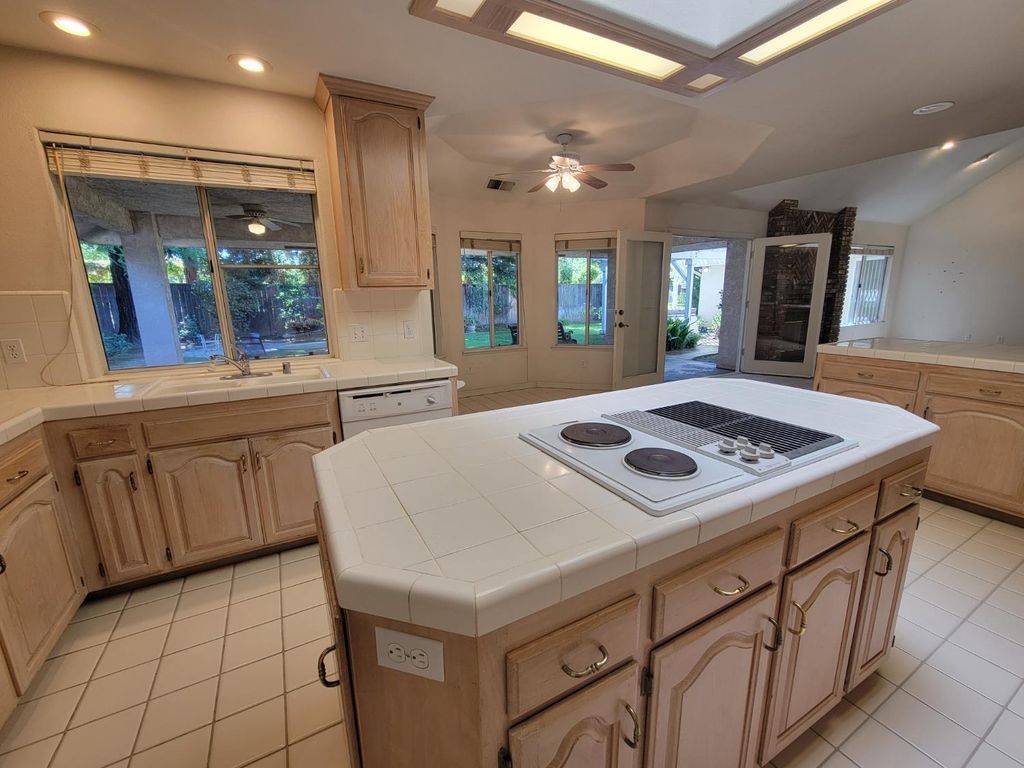 Image 14 of property listing at 819 E Woodhaven Lane, Fresno, CA 93720