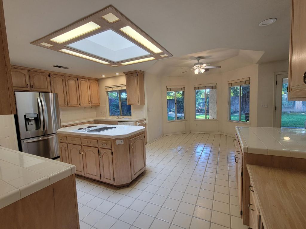 Image 15 of property listing at 819 E Woodhaven Lane, Fresno, CA 93720