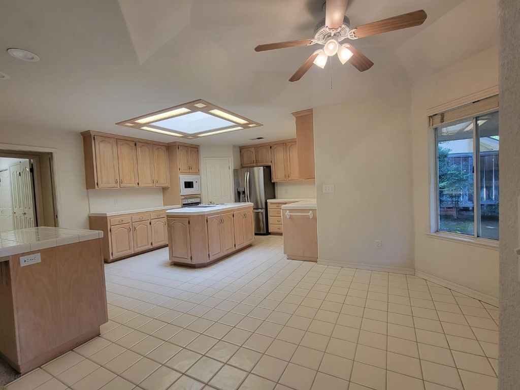 Image 16 of property listing at 819 E Woodhaven Lane, Fresno, CA 93720