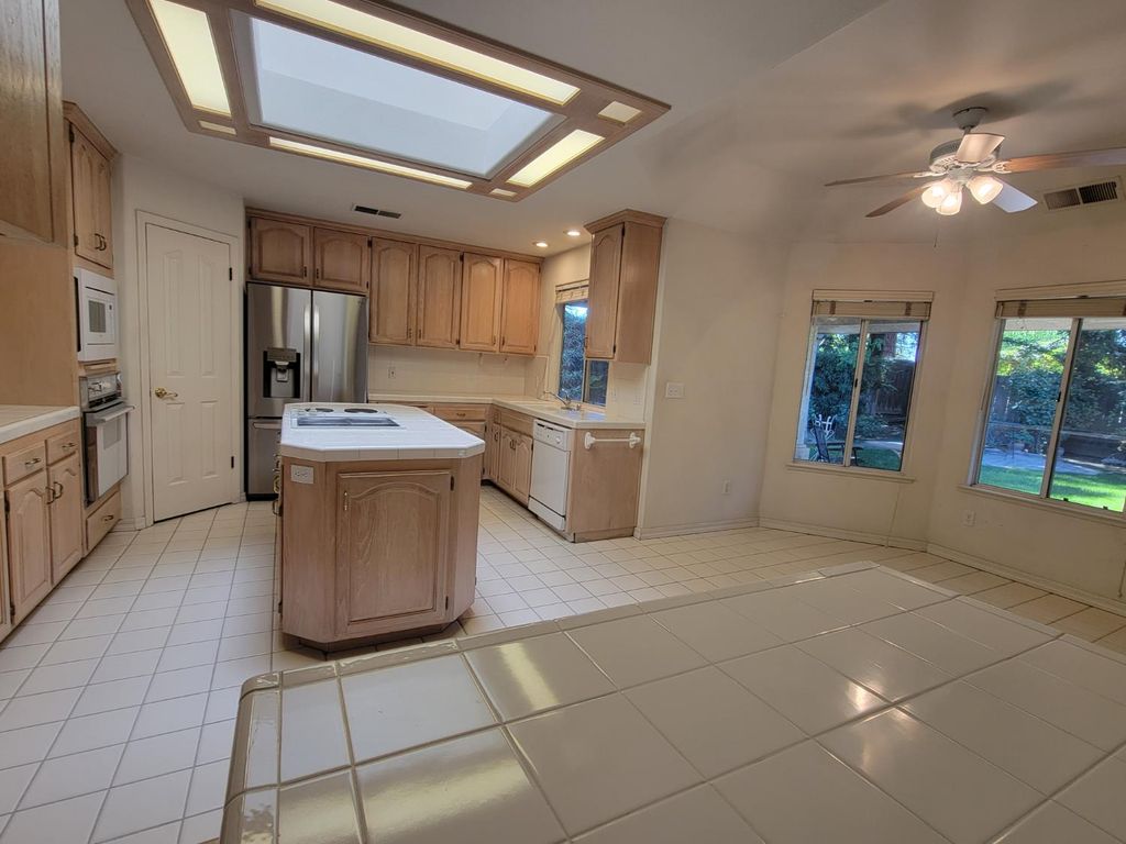 Image 17 of property listing at 819 E Woodhaven Lane, Fresno, CA 93720