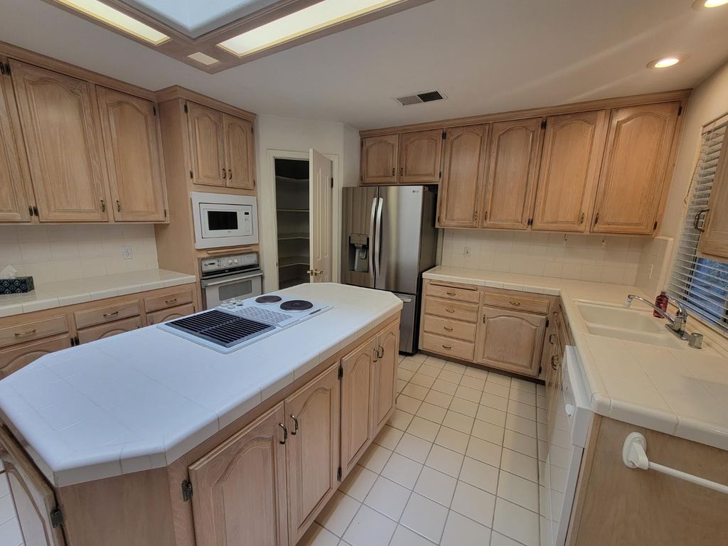 Image 18 of property listing at 819 E Woodhaven Lane, Fresno, CA 93720