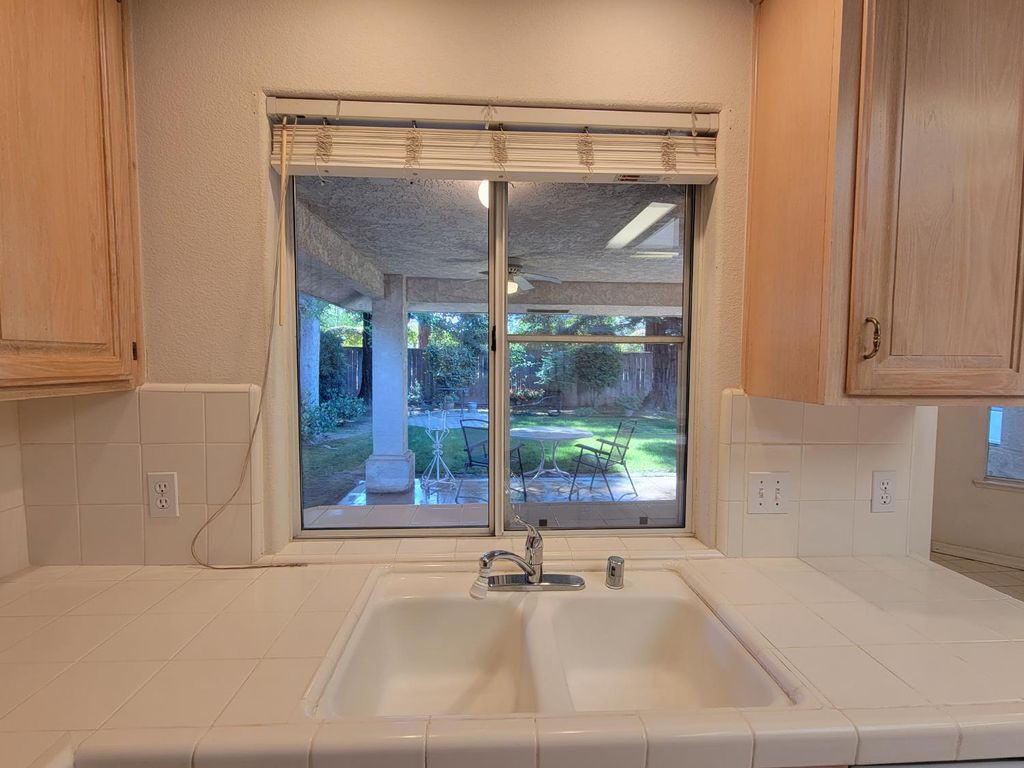 Image 20 of property listing at 819 E Woodhaven Lane, Fresno, CA 93720