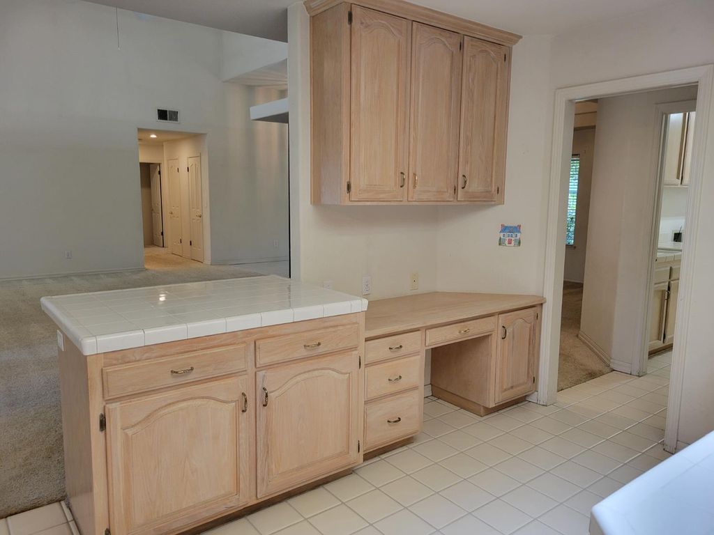 Image 22 of property listing at 819 E Woodhaven Lane, Fresno, CA 93720