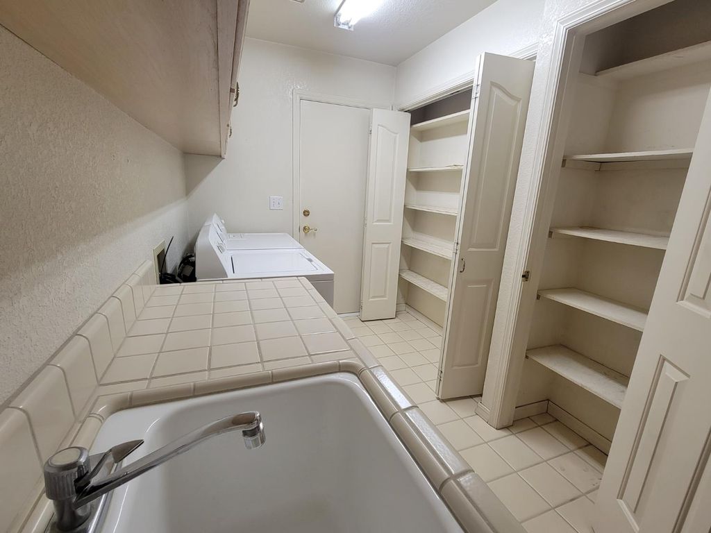 Image 23 of property listing at 819 E Woodhaven Lane, Fresno, CA 93720