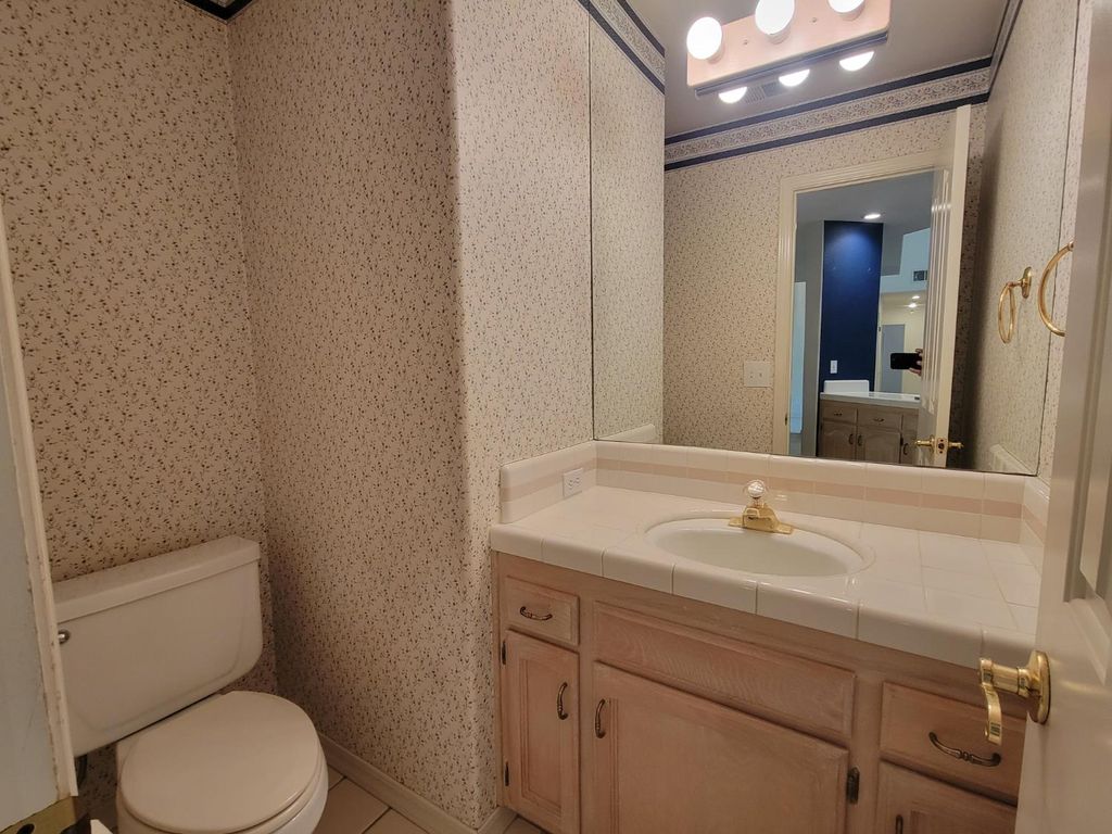 Image 24 of property listing at 819 E Woodhaven Lane, Fresno, CA 93720