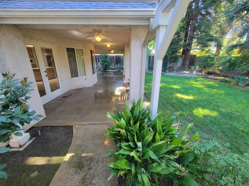 Image 25 of property listing at 819 E Woodhaven Lane, Fresno, CA 93720