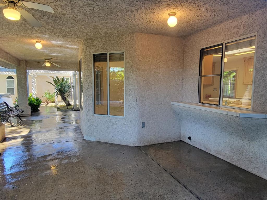 Image 26 of property listing at 819 E Woodhaven Lane, Fresno, CA 93720