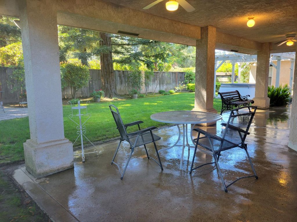 Image 27 of property listing at 819 E Woodhaven Lane, Fresno, CA 93720