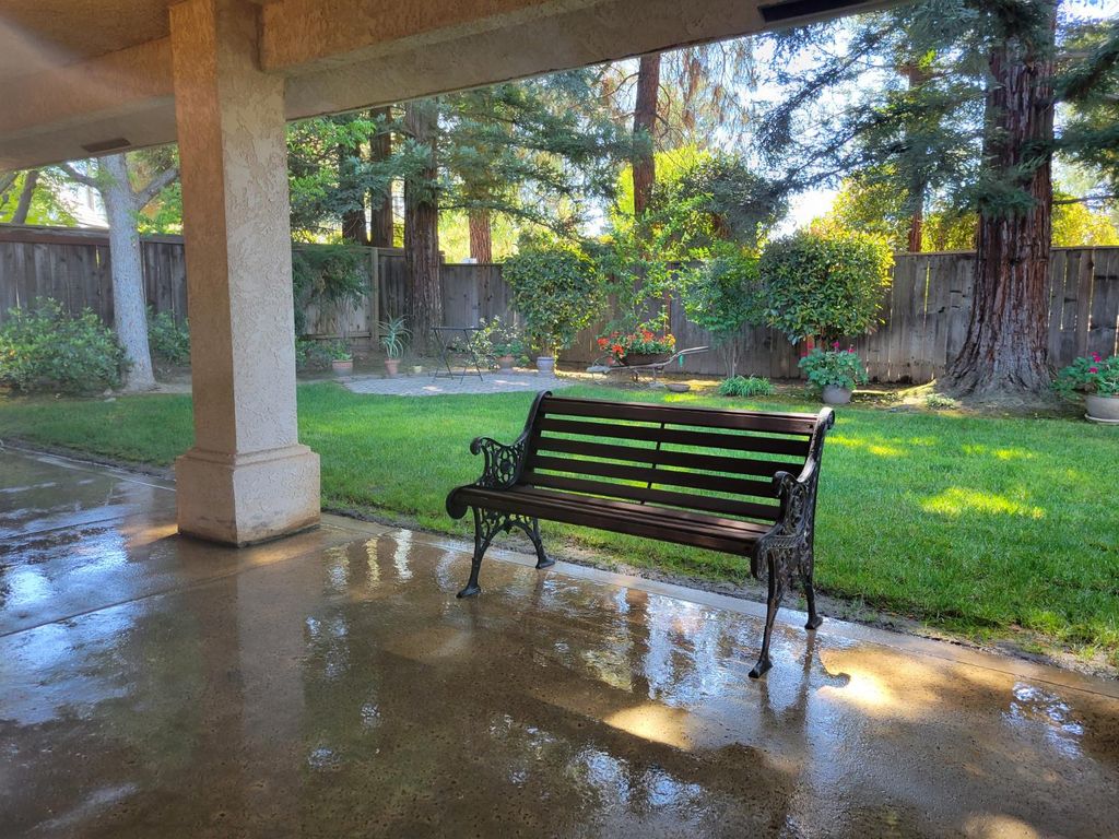 Image 28 of property listing at 819 E Woodhaven Lane, Fresno, CA 93720