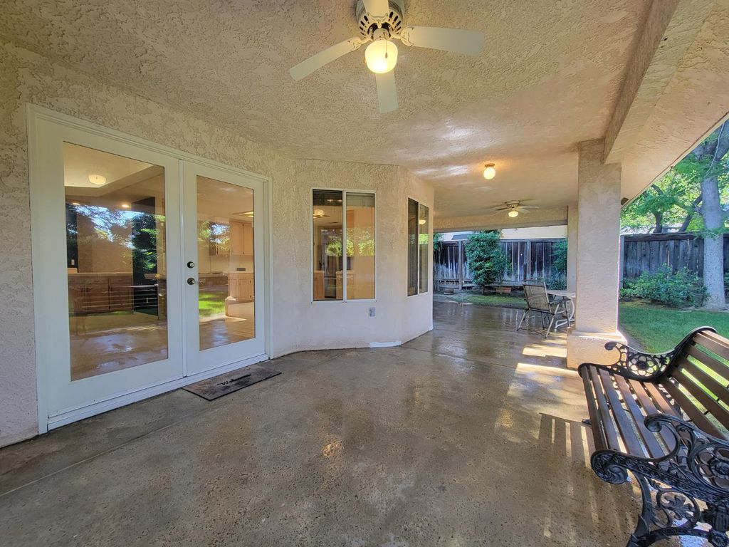 Image 29 of property listing at 819 E Woodhaven Lane, Fresno, CA 93720