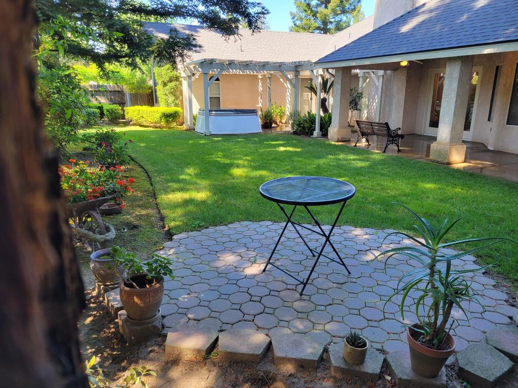 Image 31 of property listing at 819 E Woodhaven Lane, Fresno, CA 93720