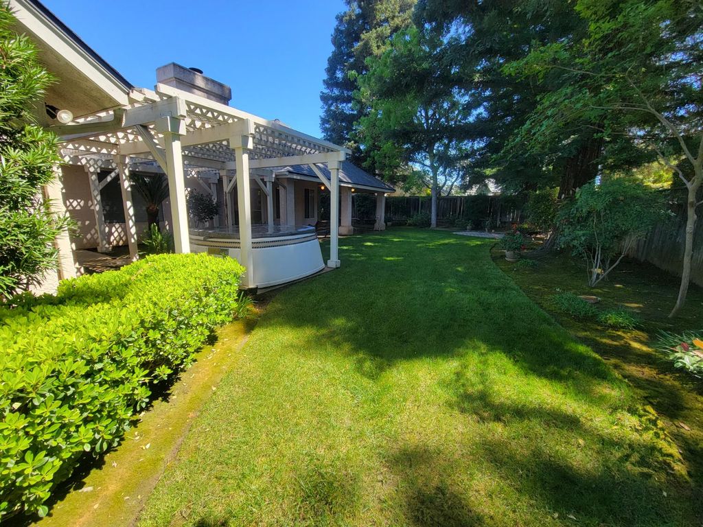 Image 32 of property listing at 819 E Woodhaven Lane, Fresno, CA 93720