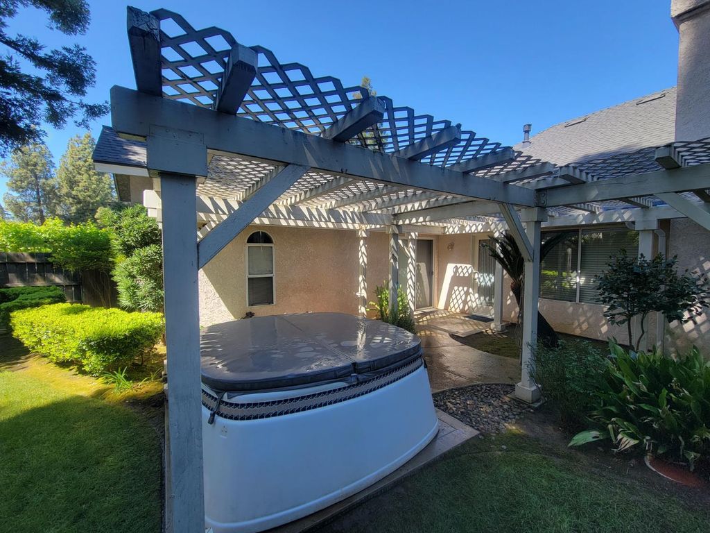 Image 33 of property listing at 819 E Woodhaven Lane, Fresno, CA 93720