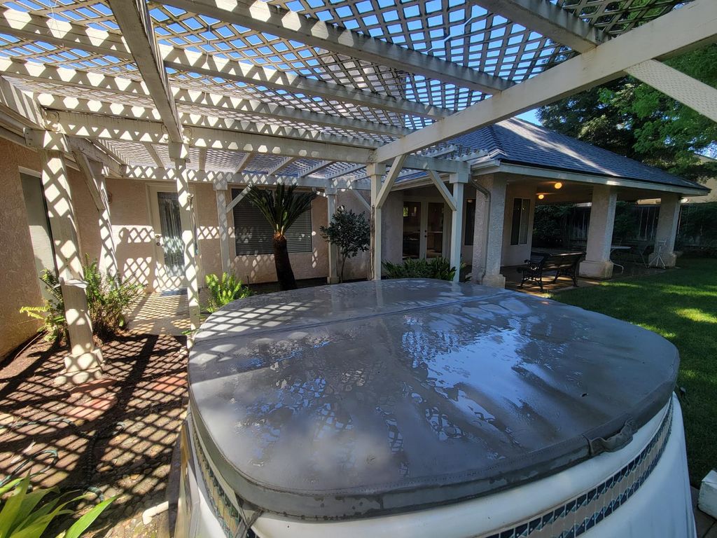 Image 34 of property listing at 819 E Woodhaven Lane, Fresno, CA 93720