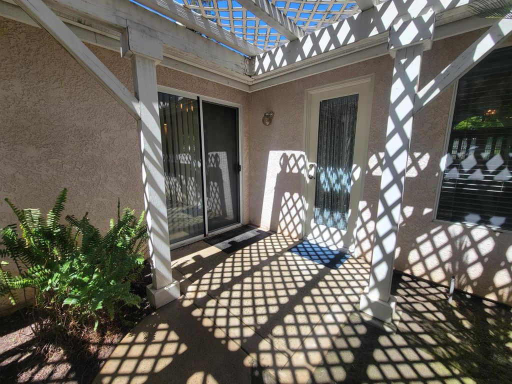 Image 37 of property listing at 819 E Woodhaven Lane, Fresno, CA 93720