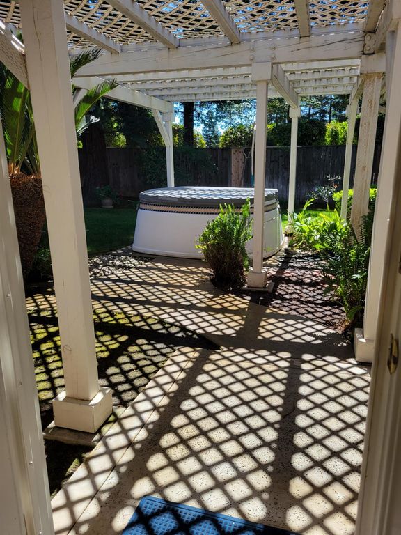 Image 38 of property listing at 819 E Woodhaven Lane, Fresno, CA 93720