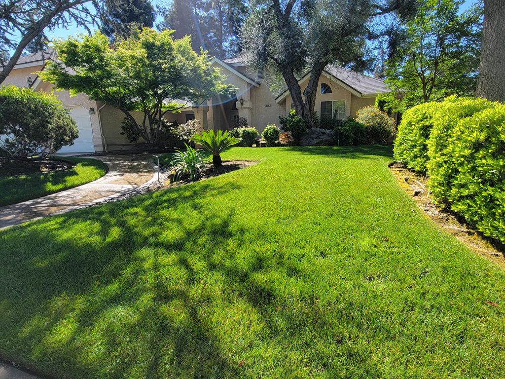 Image 4 of property listing at 819 E Woodhaven Lane, Fresno, CA 93720