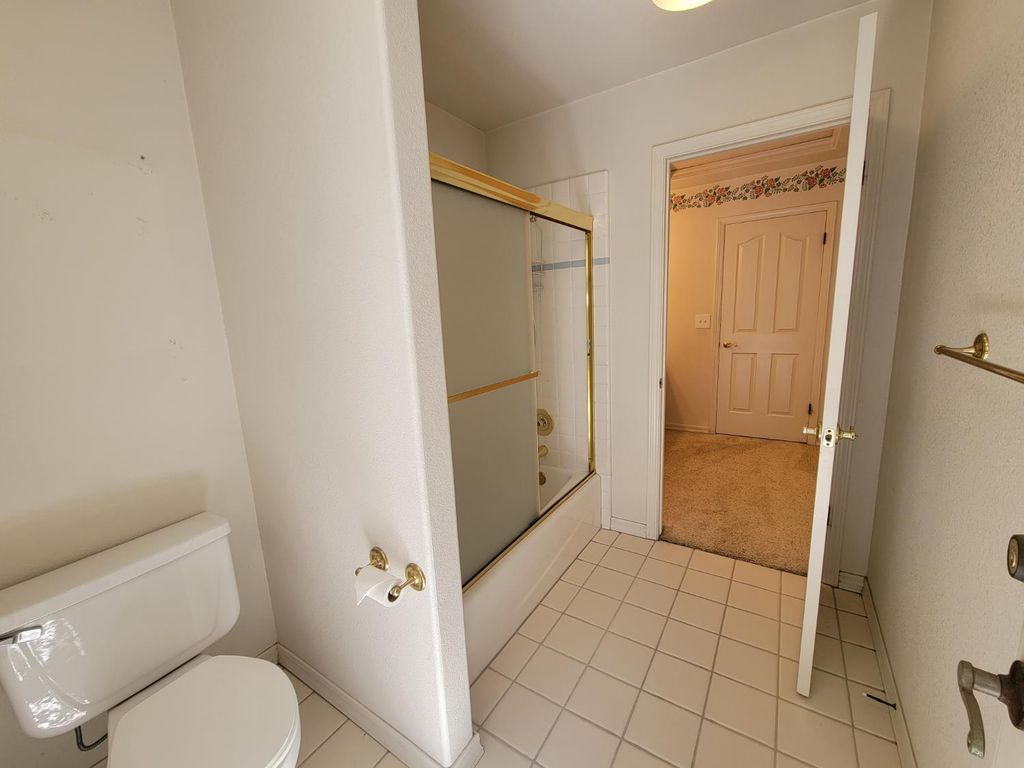 Image 40 of property listing at 819 E Woodhaven Lane, Fresno, CA 93720