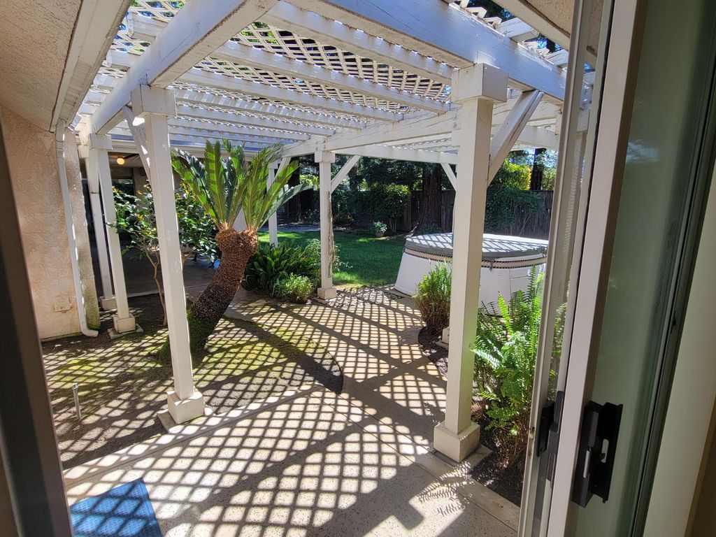 Image 41 of property listing at 819 E Woodhaven Lane, Fresno, CA 93720