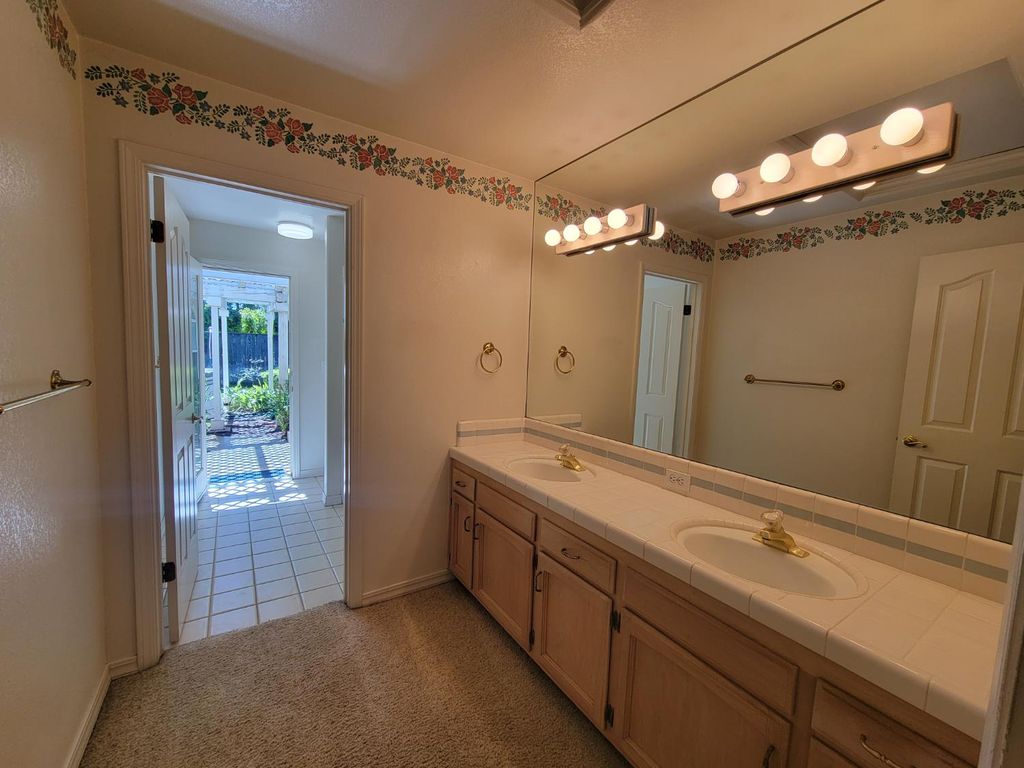 Image 42 of property listing at 819 E Woodhaven Lane, Fresno, CA 93720