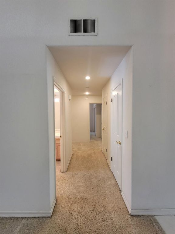 Image 43 of property listing at 819 E Woodhaven Lane, Fresno, CA 93720