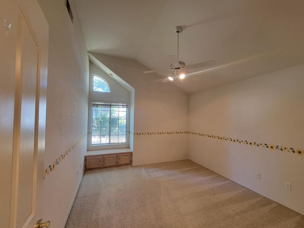 Image 44 of property listing at 819 E Woodhaven Lane, Fresno, CA 93720