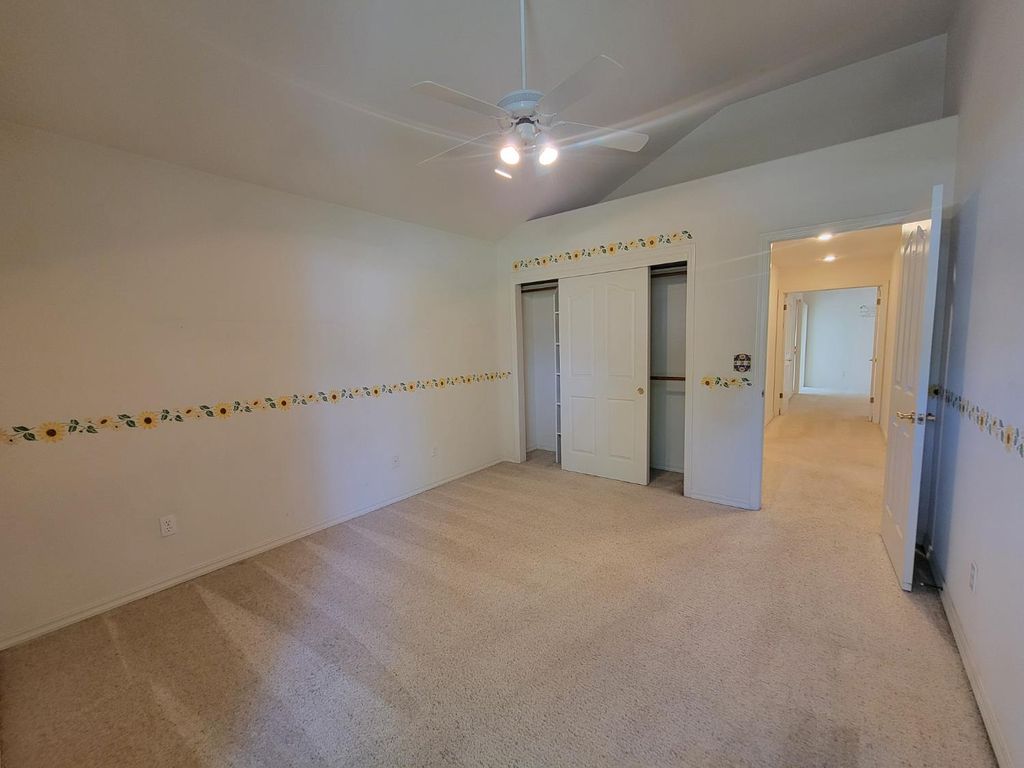 Image 45 of property listing at 819 E Woodhaven Lane, Fresno, CA 93720