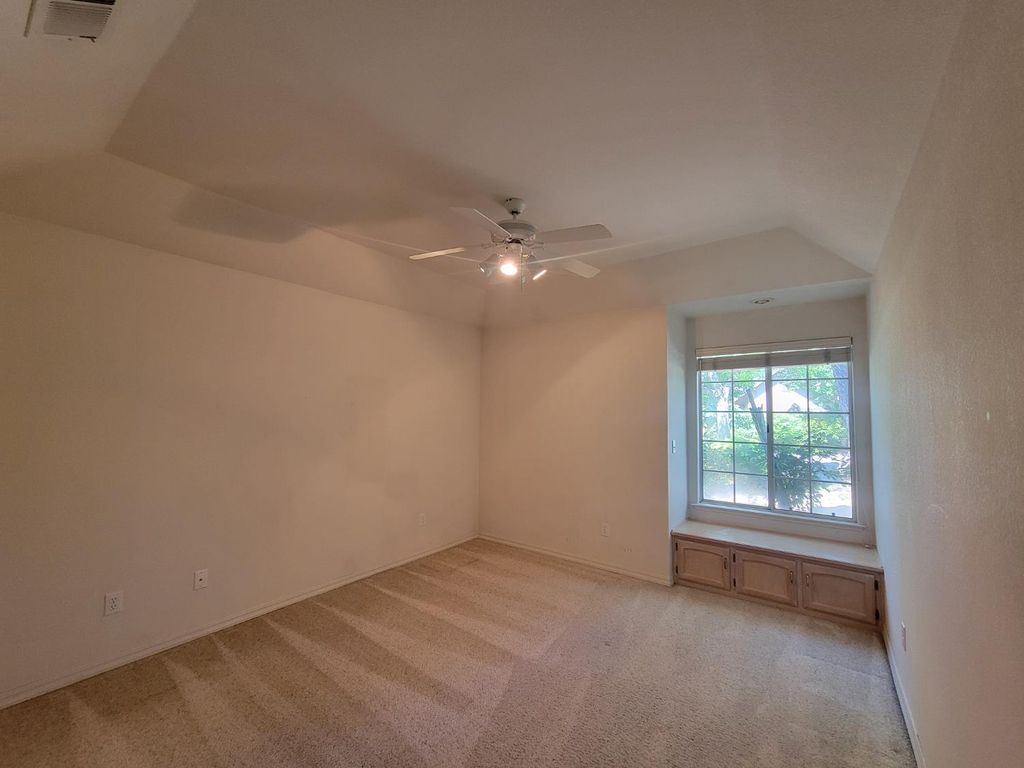 Image 46 of property listing at 819 E Woodhaven Lane, Fresno, CA 93720