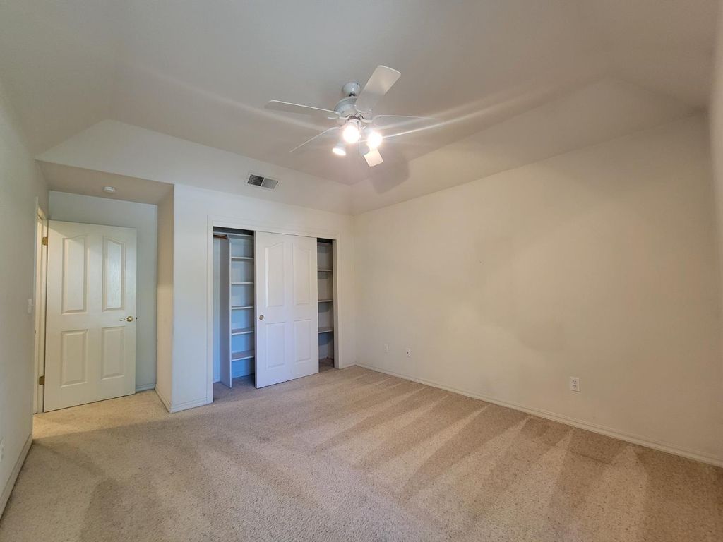 Image 47 of property listing at 819 E Woodhaven Lane, Fresno, CA 93720