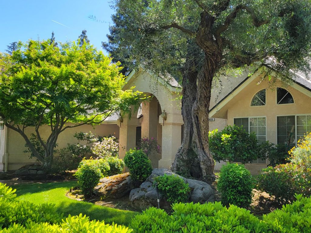 Image 5 of property listing at 819 E Woodhaven Lane, Fresno, CA 93720