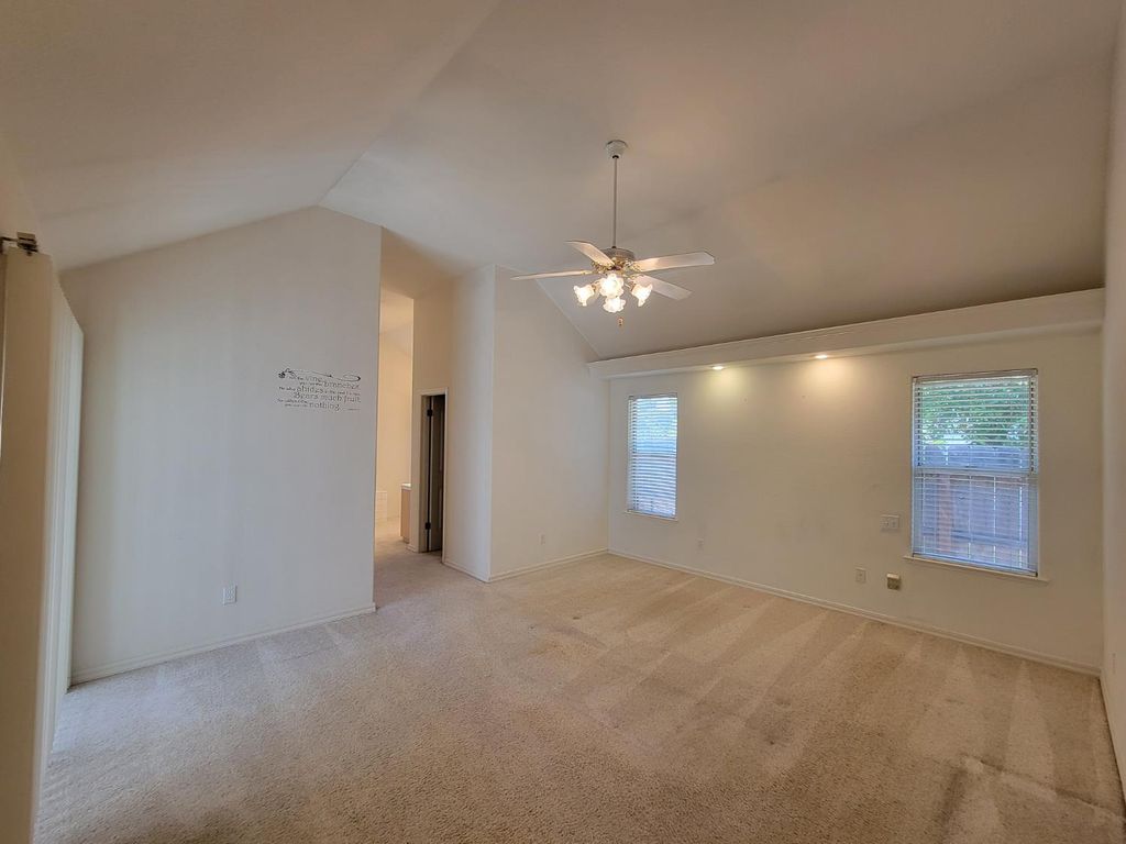 Image 51 of property listing at 819 E Woodhaven Lane, Fresno, CA 93720