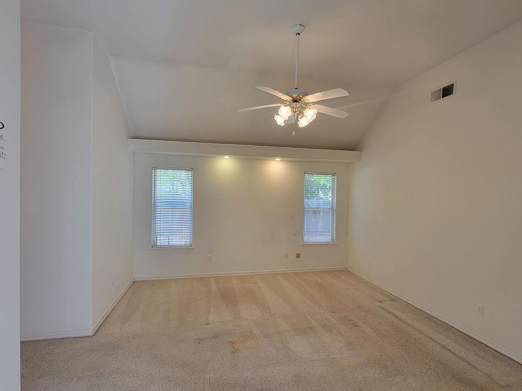 Image 52 of property listing at 819 E Woodhaven Lane, Fresno, CA 93720