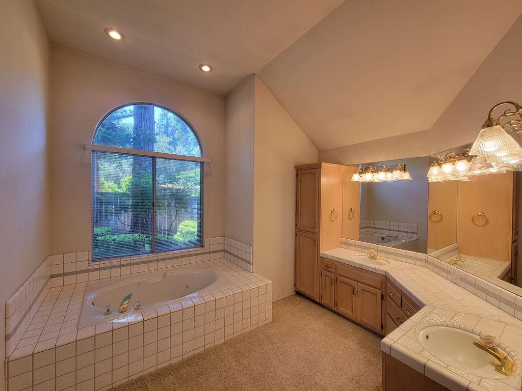 Image 55 of property listing at 819 E Woodhaven Lane, Fresno, CA 93720