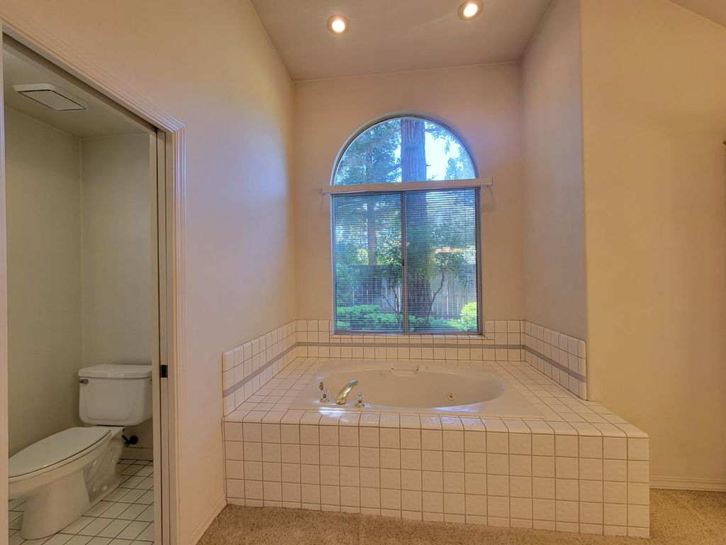 Image 56 of property listing at 819 E Woodhaven Lane, Fresno, CA 93720