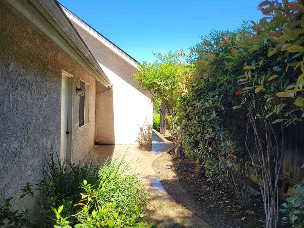 Image 60 of property listing at 819 E Woodhaven Lane, Fresno, CA 93720