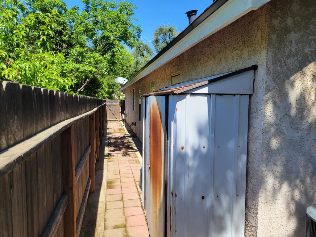 Image 61 of property listing at 819 E Woodhaven Lane, Fresno, CA 93720