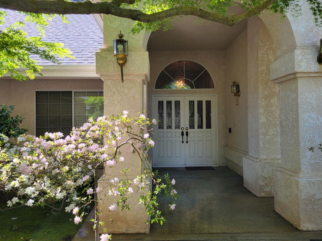 Image 8 of property listing at 819 E Woodhaven Lane, Fresno, CA 93720