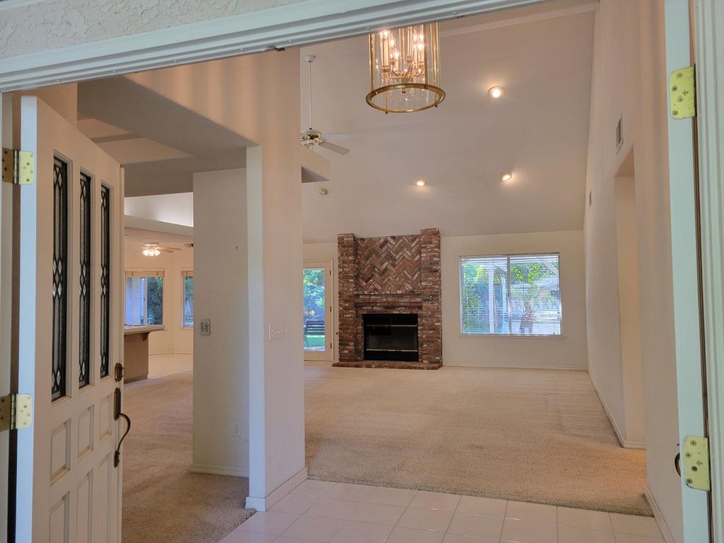 Image 9 of property listing at 819 E Woodhaven Lane, Fresno, CA 93720