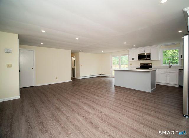 6 Warren Road, Woodbridge, CT 06525