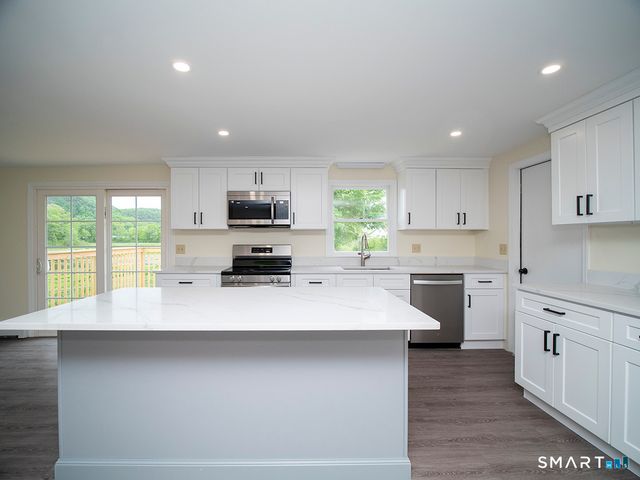 6 Warren Road, Woodbridge, CT 06525