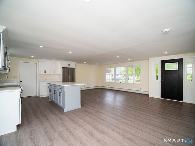 6 Warren Road, Woodbridge, CT 06525
