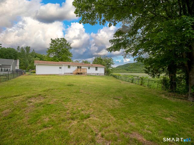 6 Warren Road, Woodbridge, CT 06525