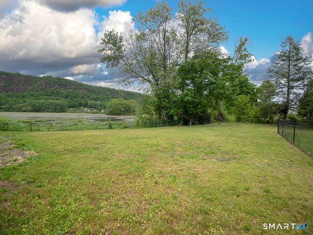 6 Warren Road, Woodbridge, CT 06525