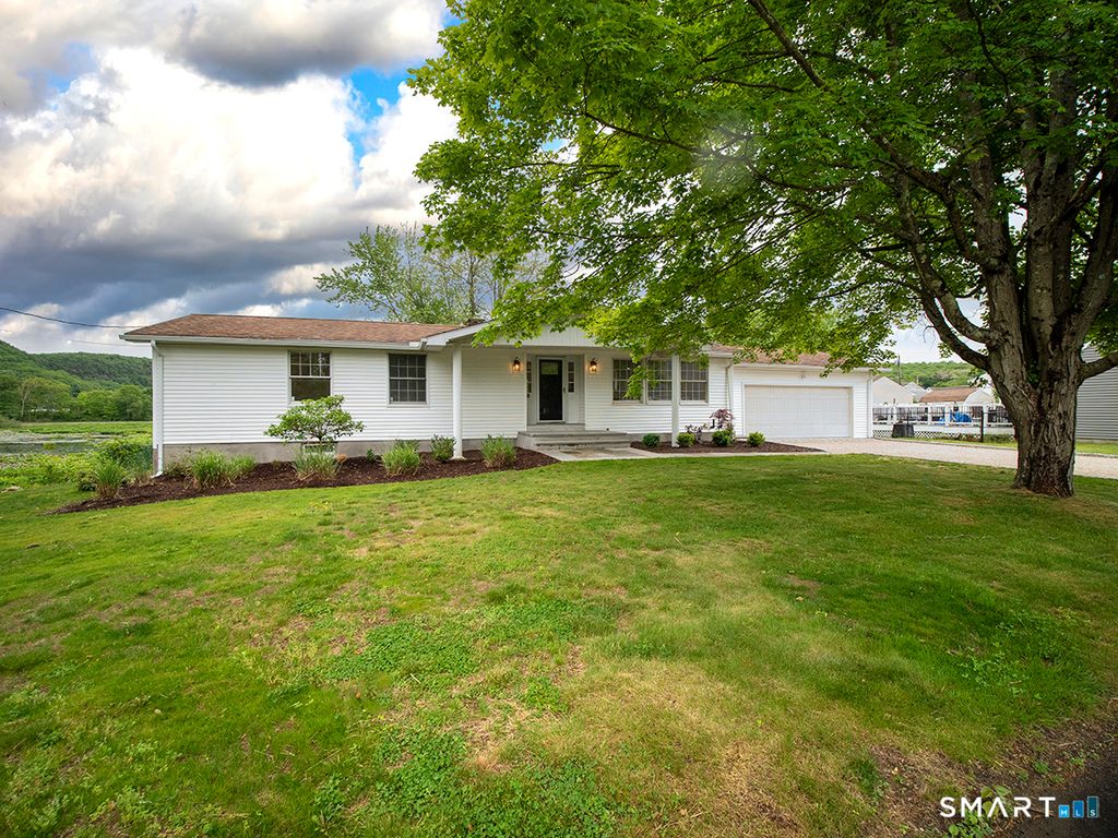 6 Warren Road, Woodbridge, CT 06525
