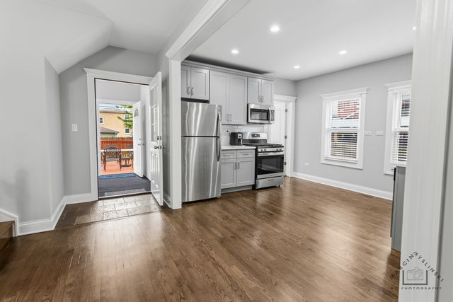 5010 W Newport Avenue, Chicago, IL 60641