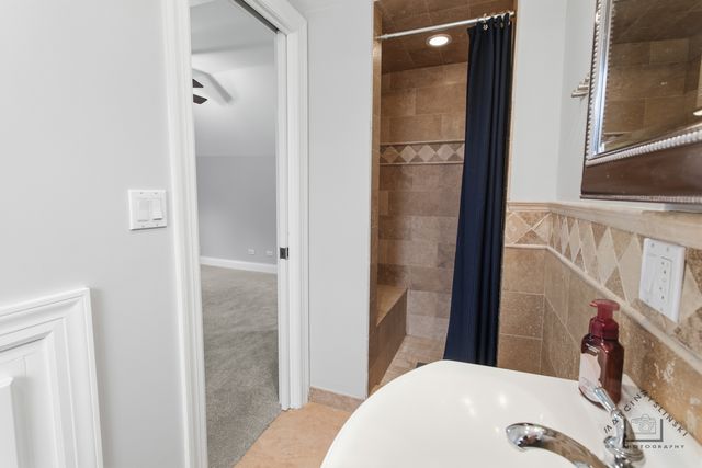 5010 W Newport Avenue, Chicago, IL 60641