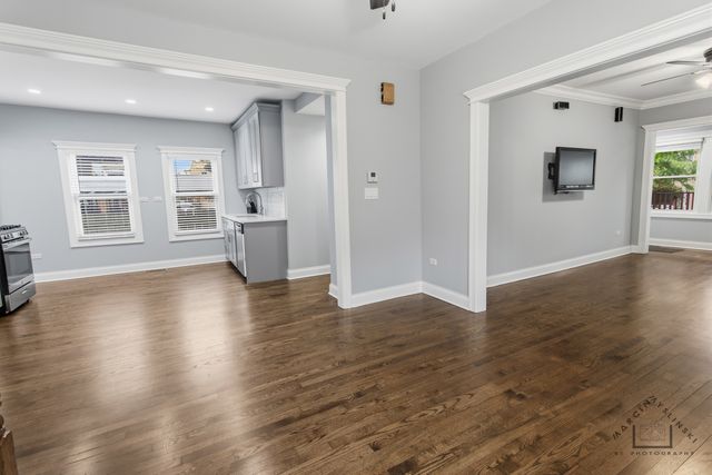 5010 W Newport Avenue, Chicago, IL 60641